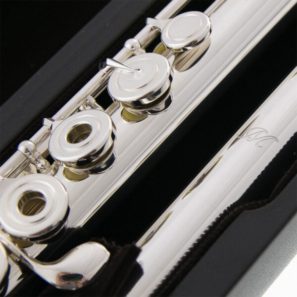 je flauta ručne izrade i napravljena je od Britanija (.958) srebra (Britannia silver)